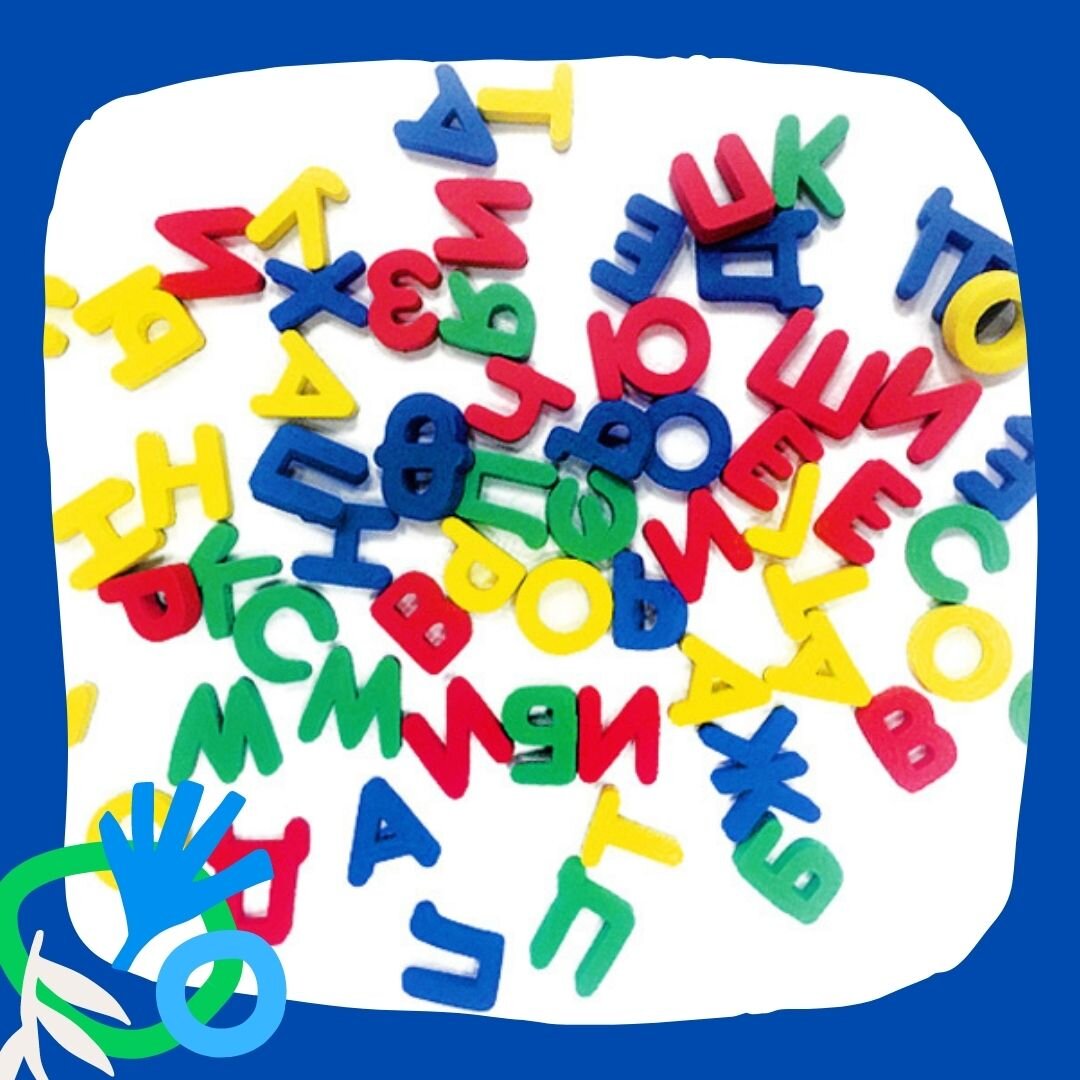 Обведите пальчиком ребенка по контуру букв и назовите букву.