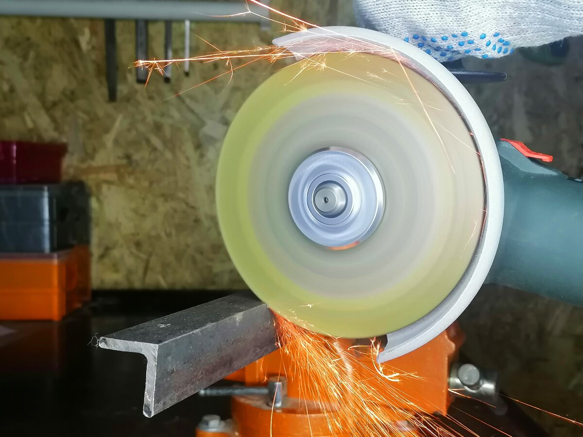 Разрезаю болгаркой металлический уголок 