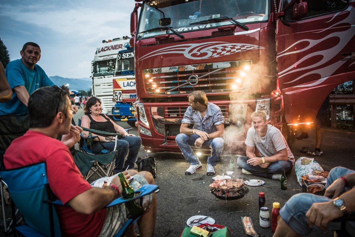 Наверное так выглядит дальнобой по мнению, многих "знатоков". Стоит напомнить, что мы живем уже не в той России, чтобы работать как на фотке из Европы...