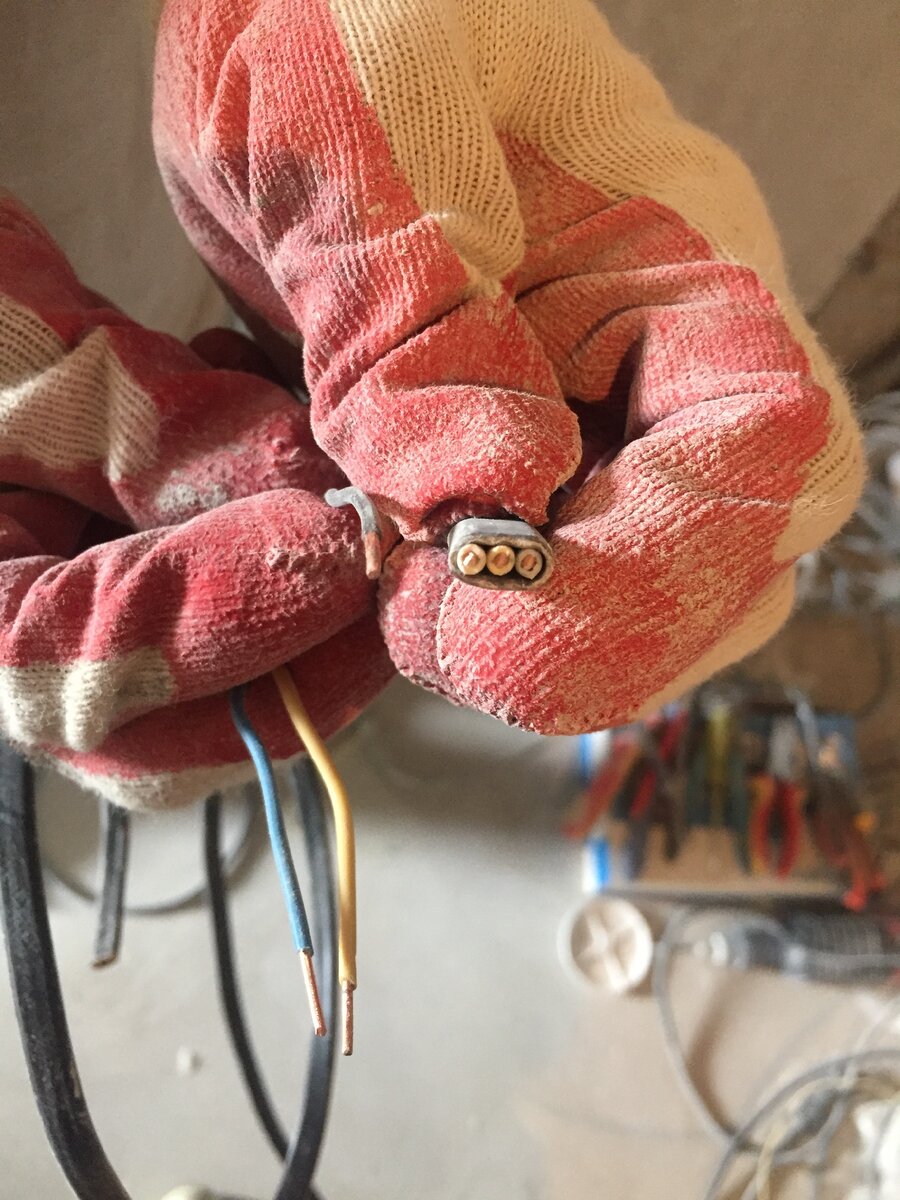 Провод, заложенный в стяжке пола верхней квартиры