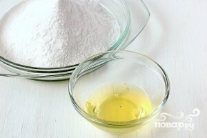 Насыпаем сахарную пудру в миску, в которой будем готовить основу безе. Отделяем белок от желтка (желток нам не понадобится).