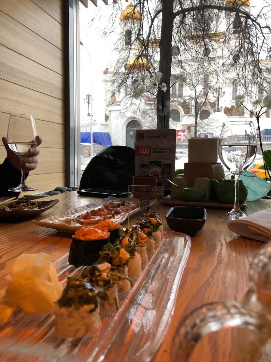 Вид из окна и ролл «Хамачи маки»