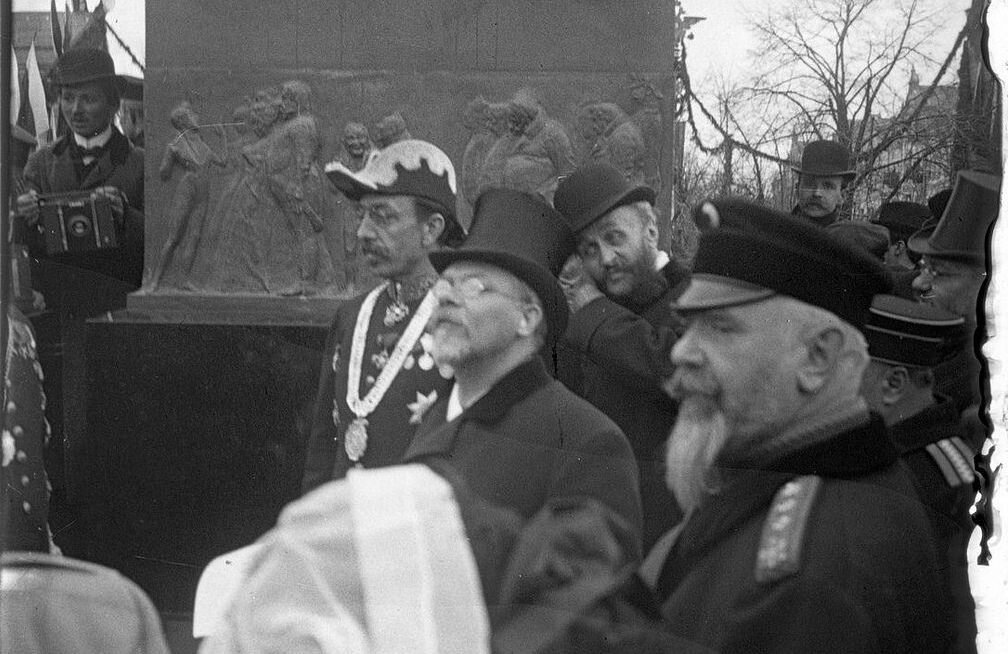 Публика на открытии памятника Гоголю на Арбатской площади. Есть ощущение, что на открытие памятника писателю собрались его персонажи... (листайте дальше)