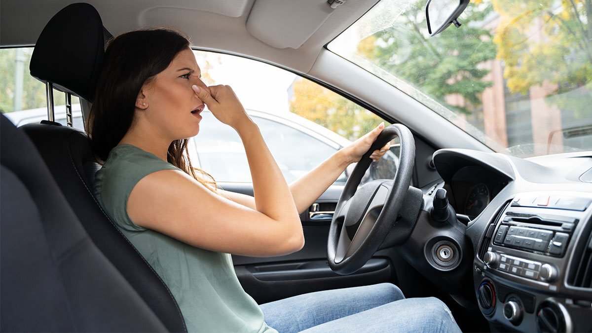 Первое включение автокондиционера после зимы не всегда приятно.