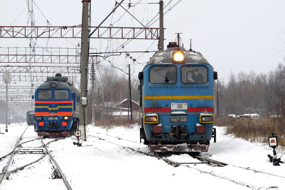 Январь 2011 года. Одновременные манёвры двух тепловозов на станции Савёлово, и обратите внимание на ручной привод стрелки на фото справа внизу. Только в 2019 - 2020 году это всё заменили на электрическую централизацию (автоматические стрелки).