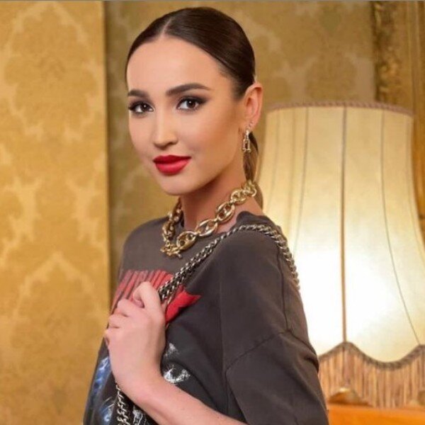 Утром 22 января певица Ольга Бузова опубликовала у себя в Instagram пост, в котором недвусмысленно намекнула на расставание с блогером Давой (Давид Манукян). По словам артистки, она до сих пор любит мужчину, но тот «творит страшные вещи», не оставляя шансов на сохранение отношений.