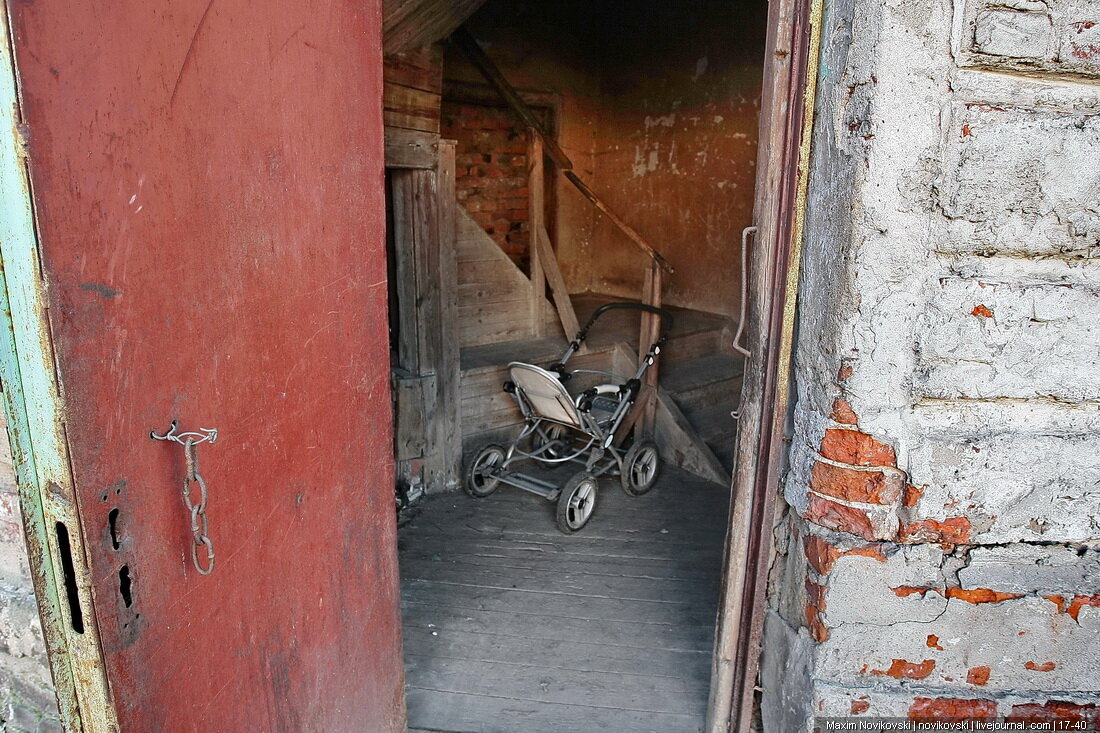 При входе в жилой дом вас встретит проржавевшая металлическая, но надежная дверь 
