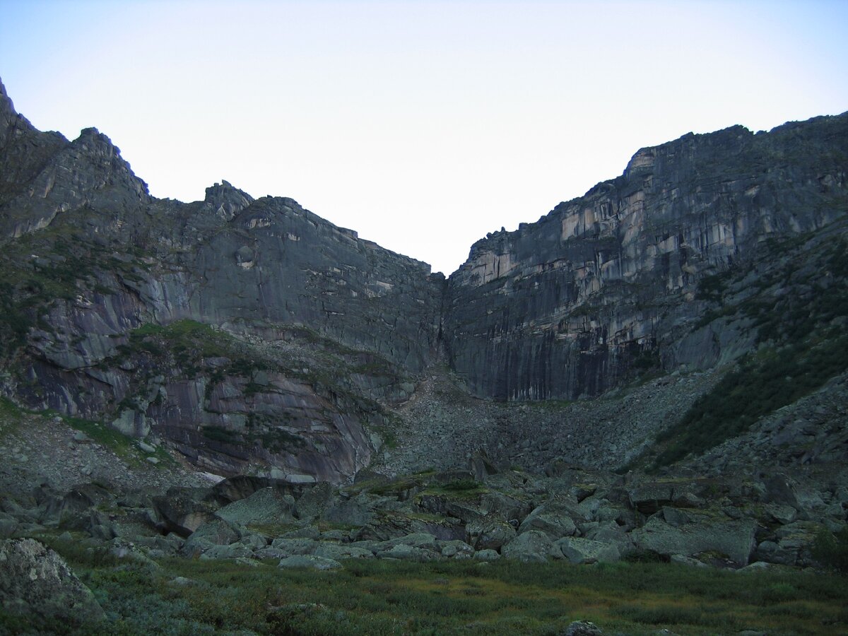 Перевал Курсантов 2 категории (вид с подножия)