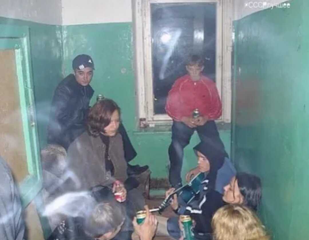 Типичный подъезд дома в 90 годах в неблагополучном районе города. (Фото из интернета.) 