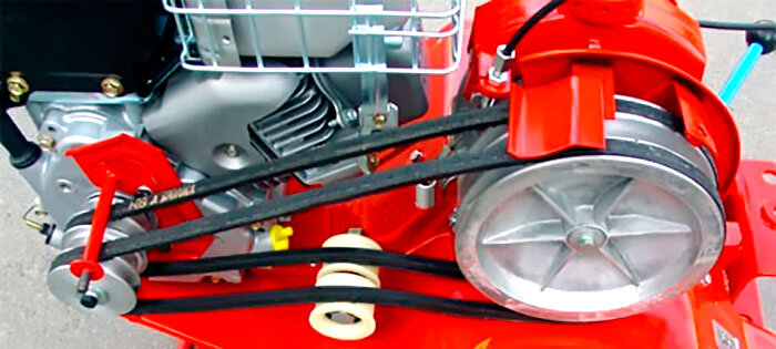 Ременное сцепление получило широкое распространение на этой технике. Дешевое, простое в эксплуатации, оно также проскользнет при перегрузке, предохраняя редуктор. Такие машины широко представлены у нас на сайте в разделе мотоблоки .