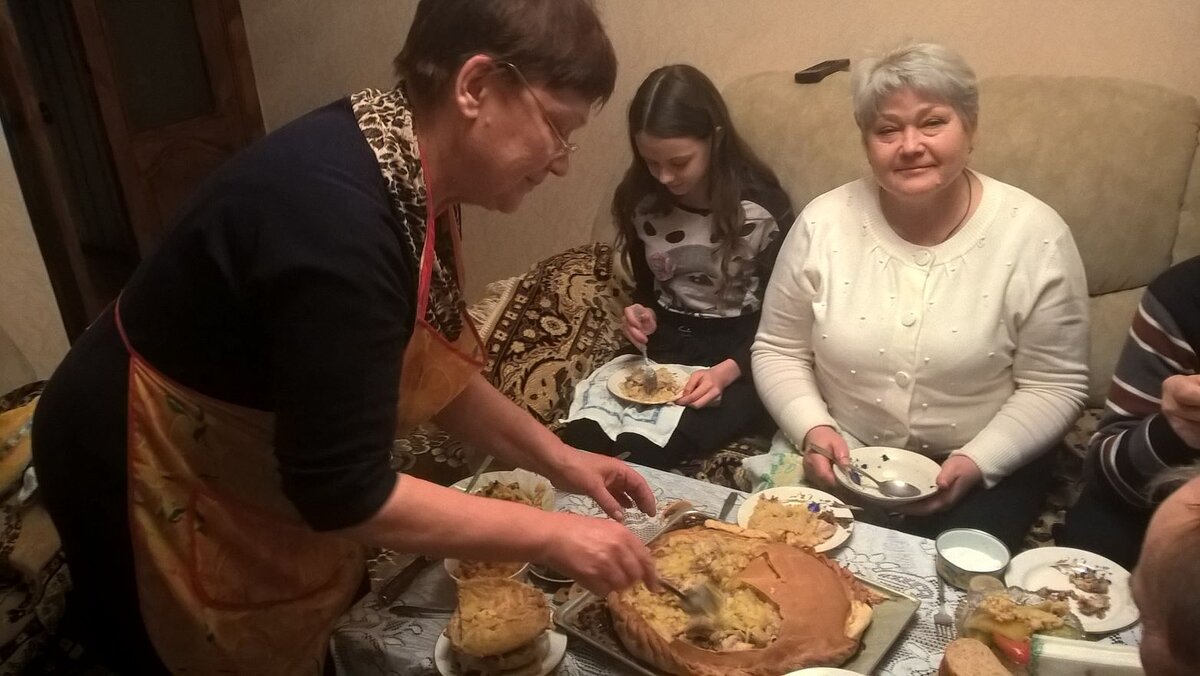 Мама приготовила курник, угощает гостей