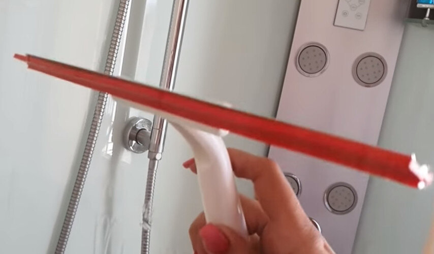 Вот это приспособление-скребок выручает меня, когда надо помыть стекла в доме: стенки душа, окна. 