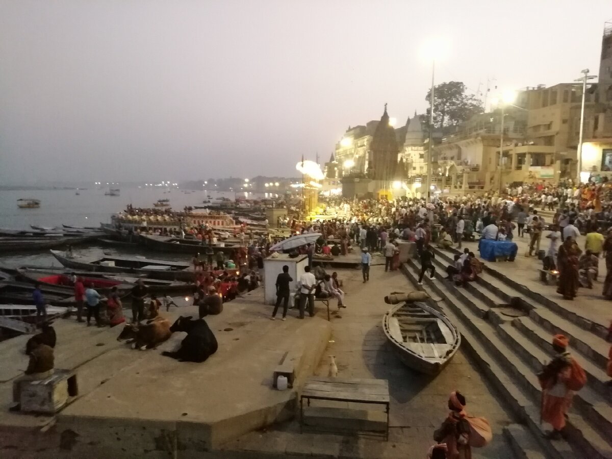 Набережная Ганга перед церемонией Аарти.