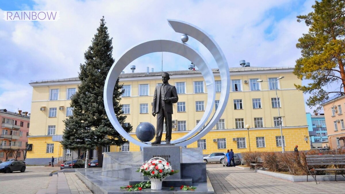 Областной г. Достопримечательности города Железногорск. Гагарина памятник Железногорск Красноярский край. Железногорск Красноярский край здание с глобусом.