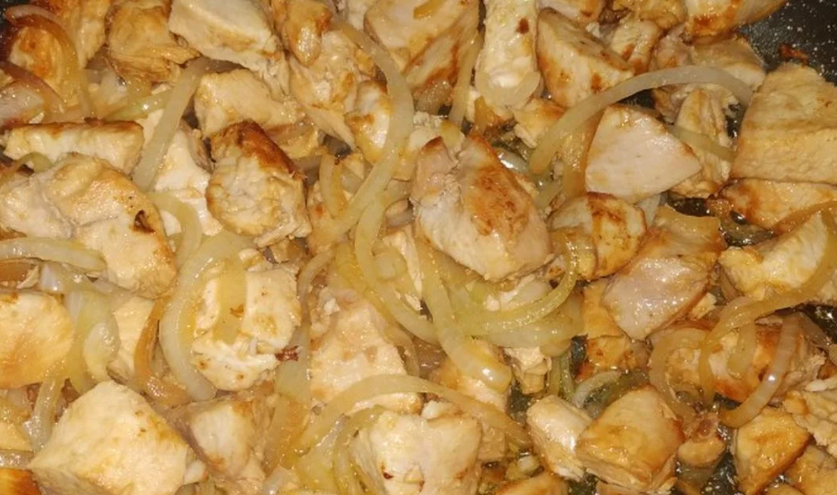 Курица с луком. Жареная курица кусочками с луком. Курица с луком на сковороде. Филе куриное жареное с луком. Жареная филе курицы кусочками на сковороде с луком