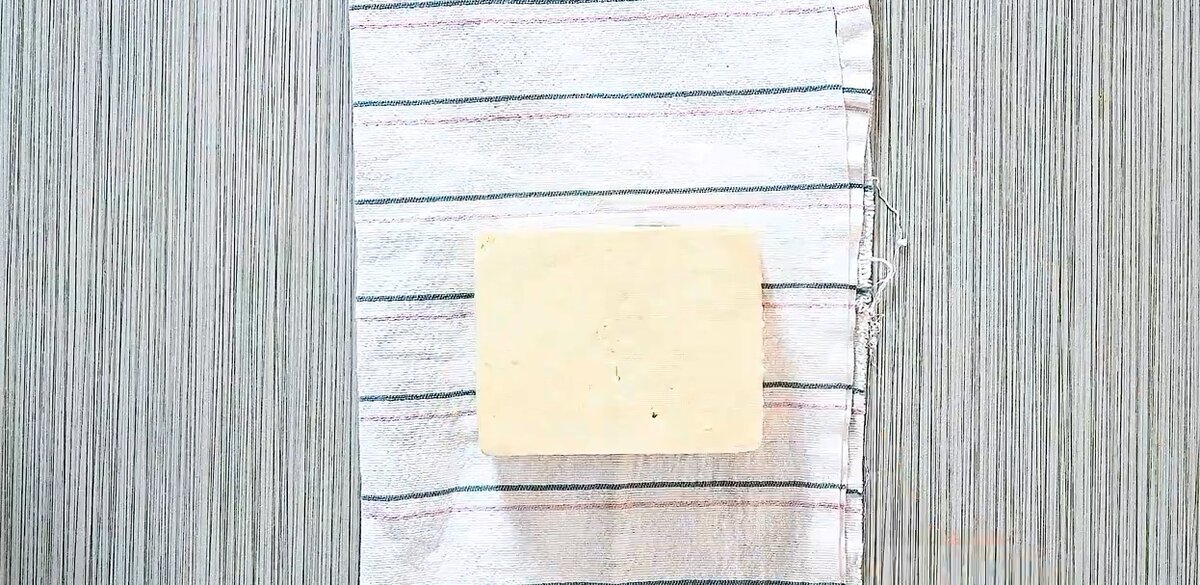 Удаляем из тофу лишнюю жидкость   Фото: cooktoria.com 