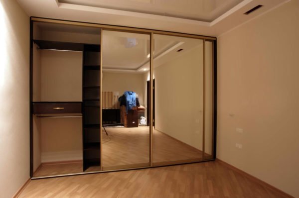 Шкаф в нише комнаты: особенности установки, виды и наполнение