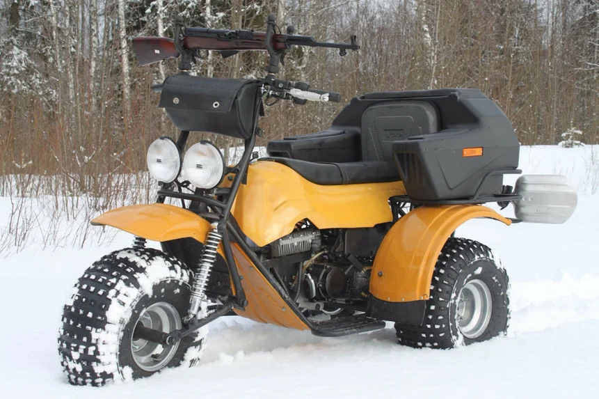 Шины низкого давления - то чего так не хватало "Муравью". Да и о четырехтактном моторе можно было только мечтать! А сегодня - пожалуйста. Источник фото - https://auto.ru/atv/new/sale/lebedev_garage/ataman_traik/3295390-5b71c0cc/