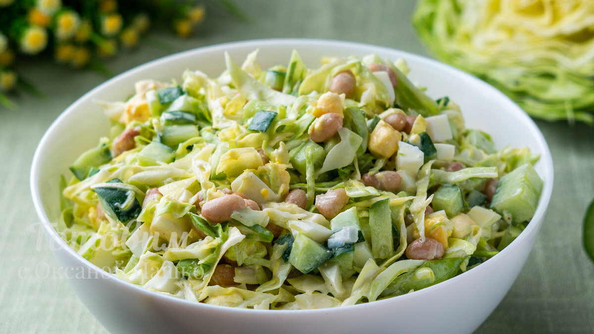 Салат с молодой капустой и тунцом