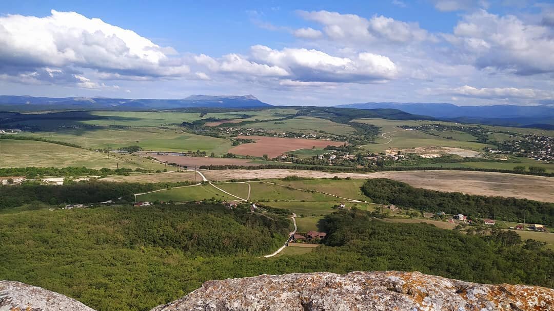 Вдали Чатыр-Даг