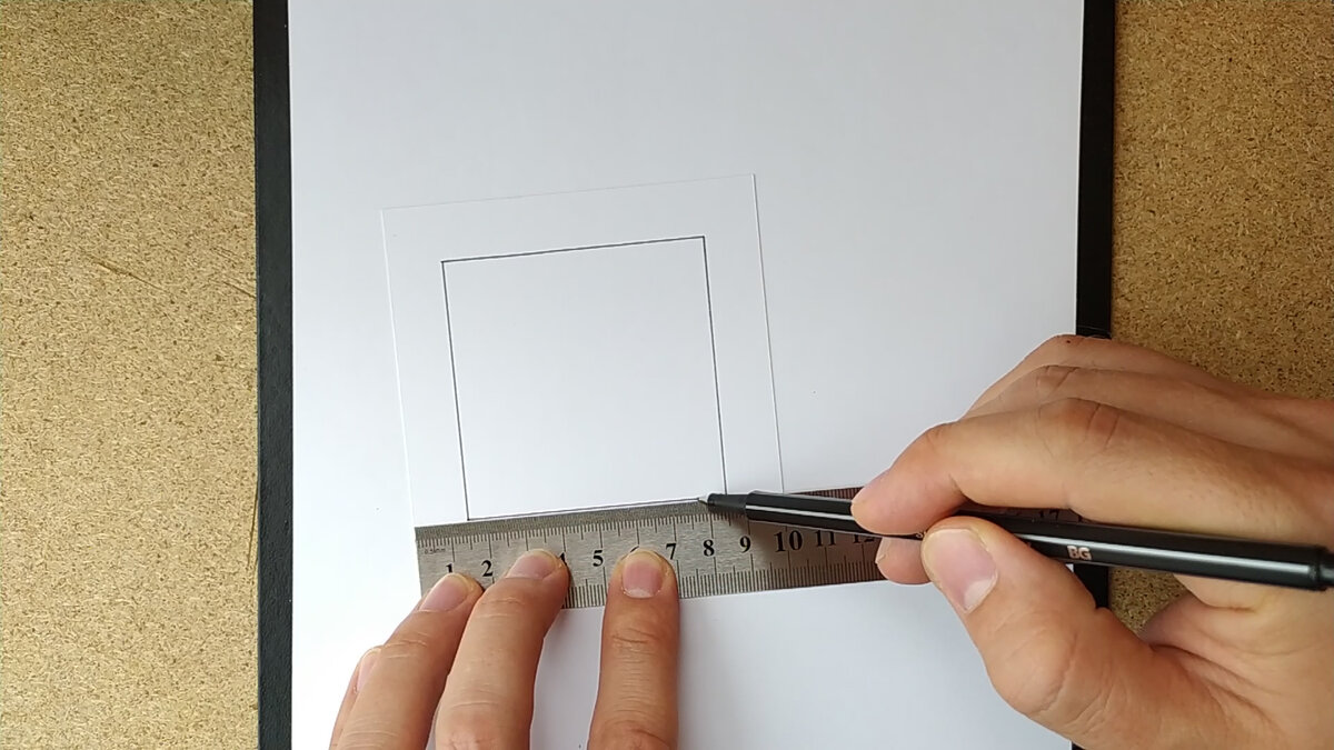 Обводим квадрат линером