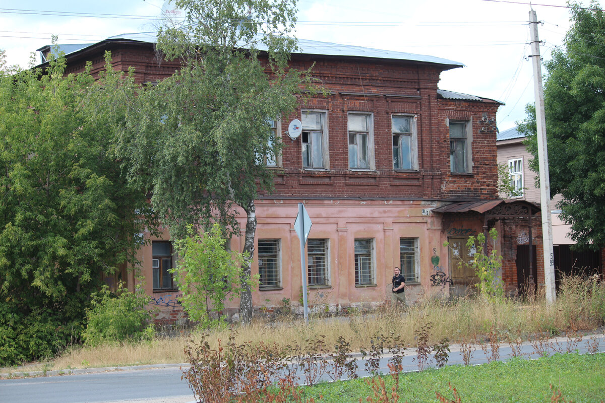 Вот такие старые купеческие дома сохранились в городе. Кирпичный низ и деревянный верх. Фото автора. Листайте галерею, чтобы увидеть больше