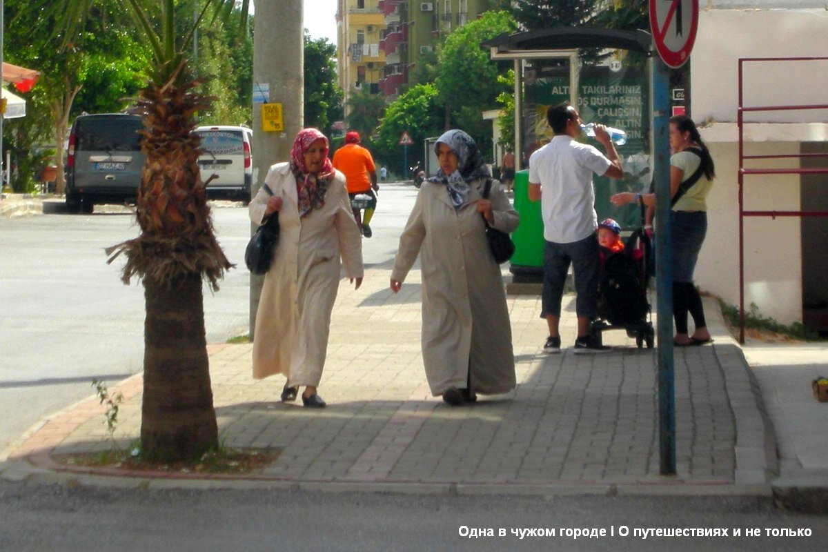 Причин такого рвения к чистоте у турчанок несколько. Летом это, прежде всего, желание уберечь себя и свою семью о всевозможных возбудителей инфекций и паразитов, которые в жарком климате плодятся нещадно, зимой же на первый план выходит борьба с плесенью, которая во влажном климате при отсутствии центрального отопления становится огромной проблемой.