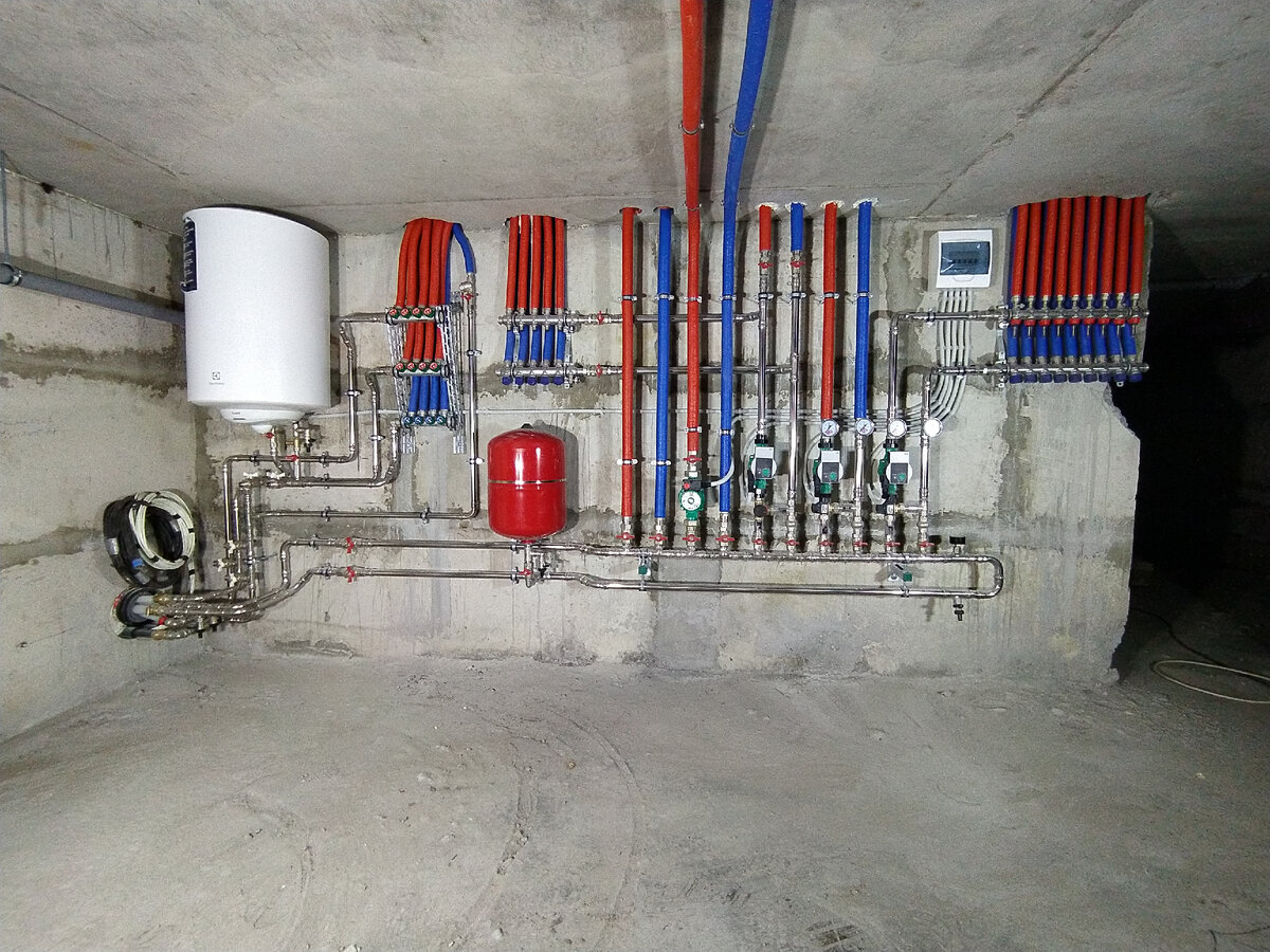 Котельная в доме. Отопление оскол. Бойлер для отопления. Коллектор работа. Отопление котельная.