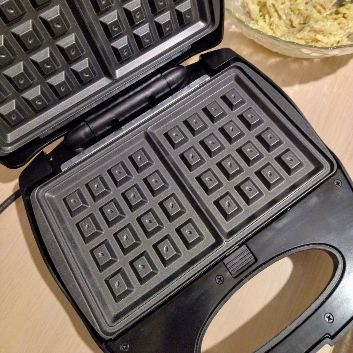 В моей вафельнице три сменных панели. Бельгийские вафли, вафли для мороженного и большая вафля для тостов или пышки для торта.