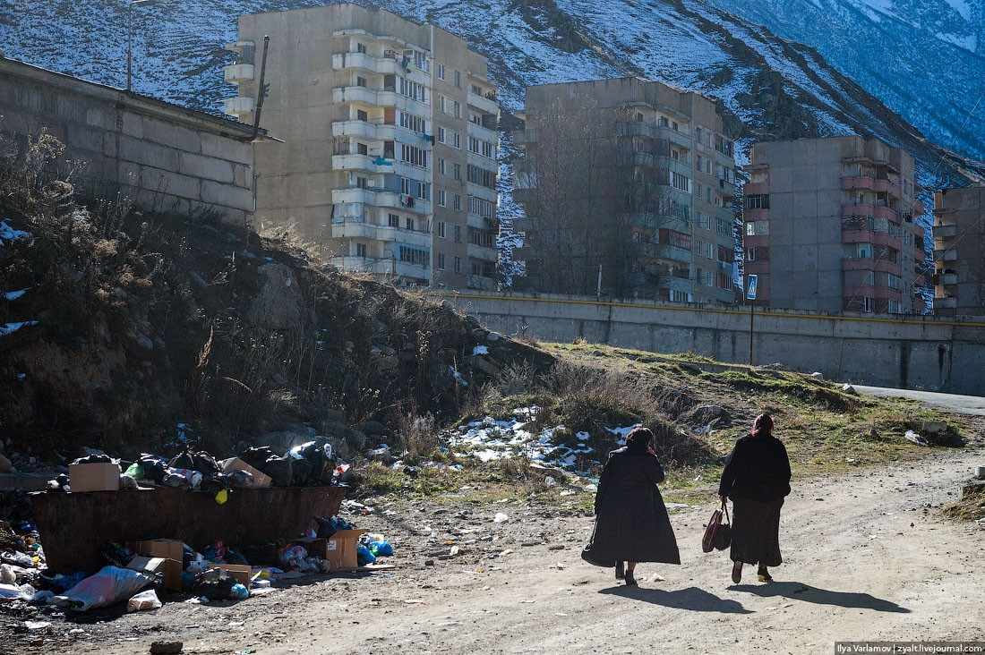 Погода в тырныаузе на 14. Тырныауз город призрак. Приэльбрусье Тырныауз. Тырныауз 2000 трагедия.