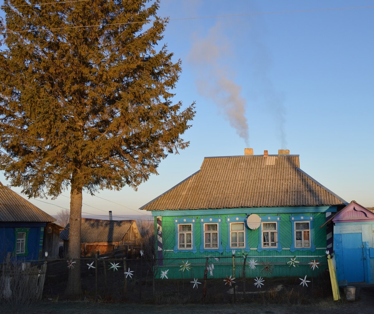 Тихо зимним вечером в деревне, Дым из труб печных стоит столбом.(Р.Тюрина) Фото автора