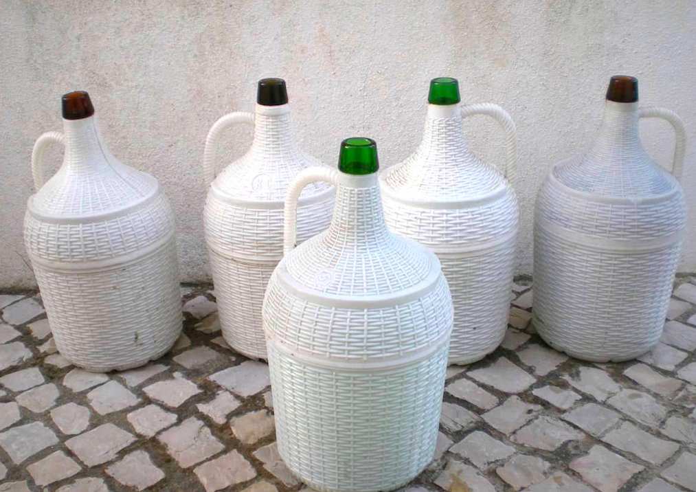 Традиционные бутыли под португальские вина