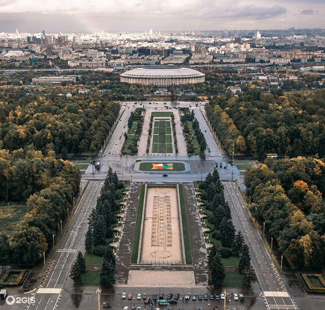 Огромные площади занятые. Площадь МГУ. Москва Воробьевы горы. Университетская площадь Москва. Парк Воробьевы горы Москва.