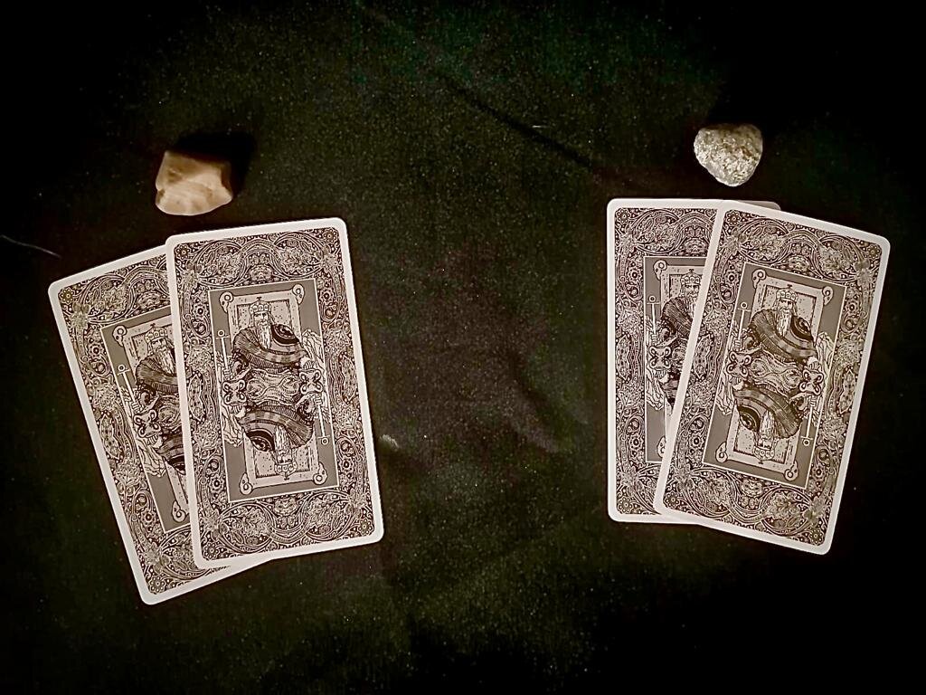 Коричневый и серый камни. 