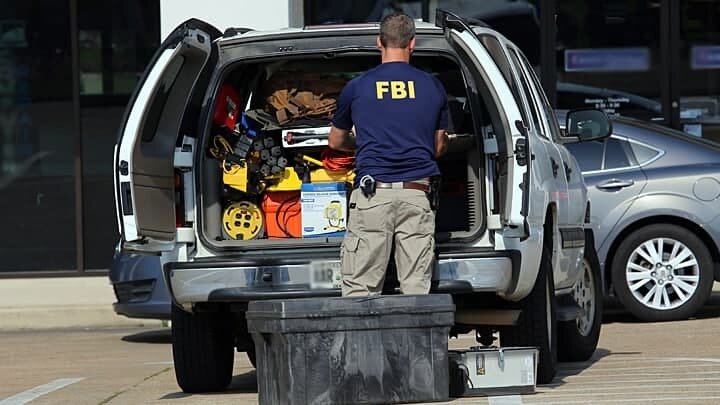 ИЗЪЯТЫЕ ФБР ВЕЩИ ИЗ ДОМА ОЛЕГА ДЕРИПАСКИ. ФОТО: KATHERINE WELLES / SHUTTERSTOCK.COM 