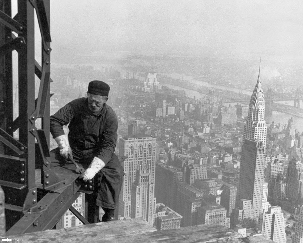 Рабочий закручивает болты стального каркаса на высоте более 200 метров