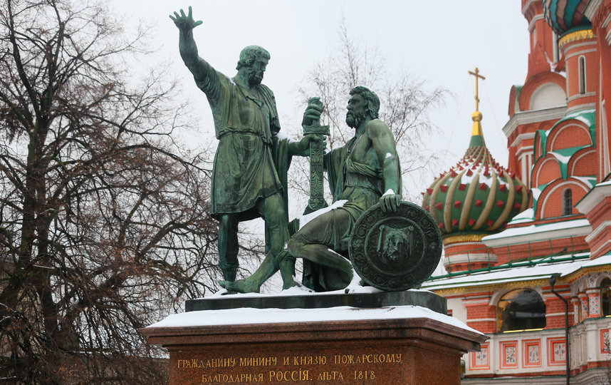 Памятник Минину и Пожарскому на красной площади в Москве. Памятник Минину и Пожарскому в Москве 1818. Памятник Кузьме Минину и Дмитрию Пожарскому.