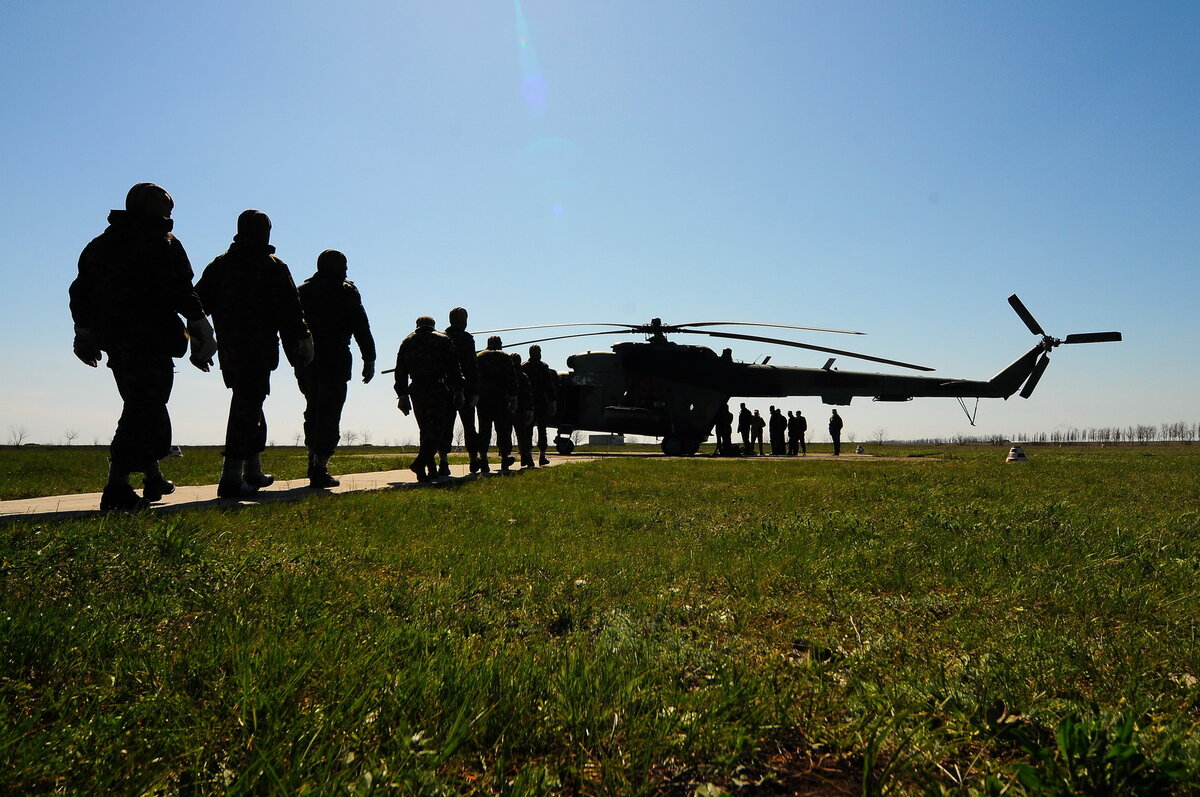 Ми-8 вертолёт десантирование с парашютом