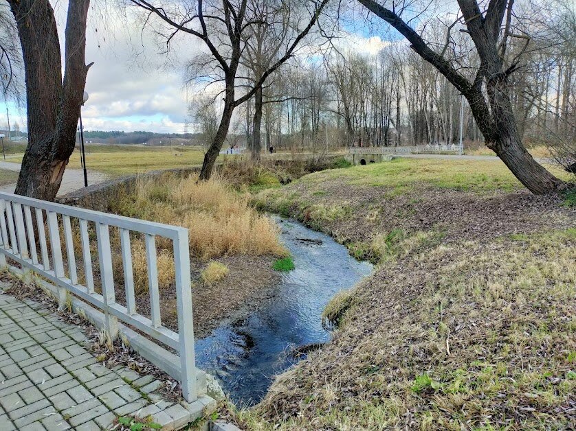 Территория парка "Можайская Ривьера" мост через ручеёк  от Москва- реки