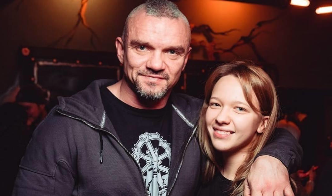 Ей- 26, ему- 50. Избранница Епифанцева похудела на 30 кг, чтобы удержать актера 