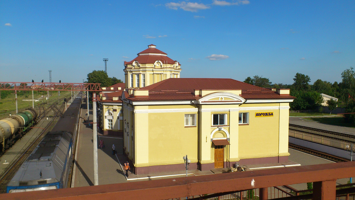 До сих пор здание вокзала чистое и светлое