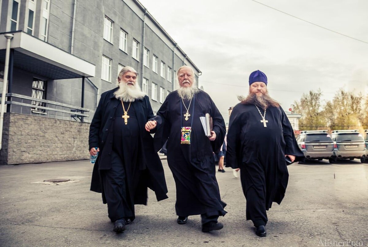 переоделись в священников. феодорит сеньчуков. отец михаил астрахань. переодевание священника во время богослужения на пасху. ряса священника.