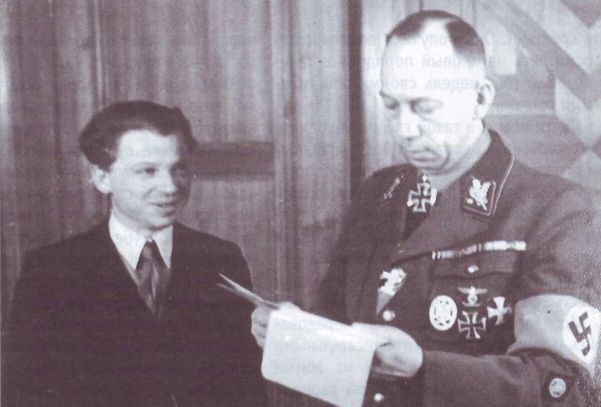 Снимок из фотоальбома о поездке псковских коллаборантов в Германию в 1943 г.