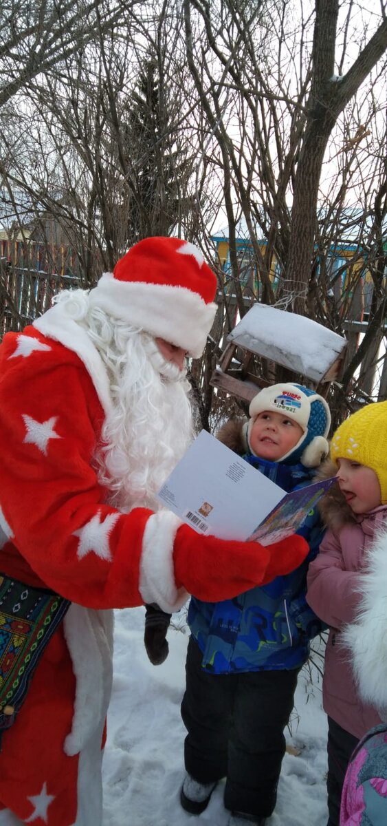 Новый год - это чудесный праздник, возвращающий в детство, дарящий всем радость  от мала до велика, заставляющий мечтать и верить в осуществление желаний. Ребята из детского сада п.-2