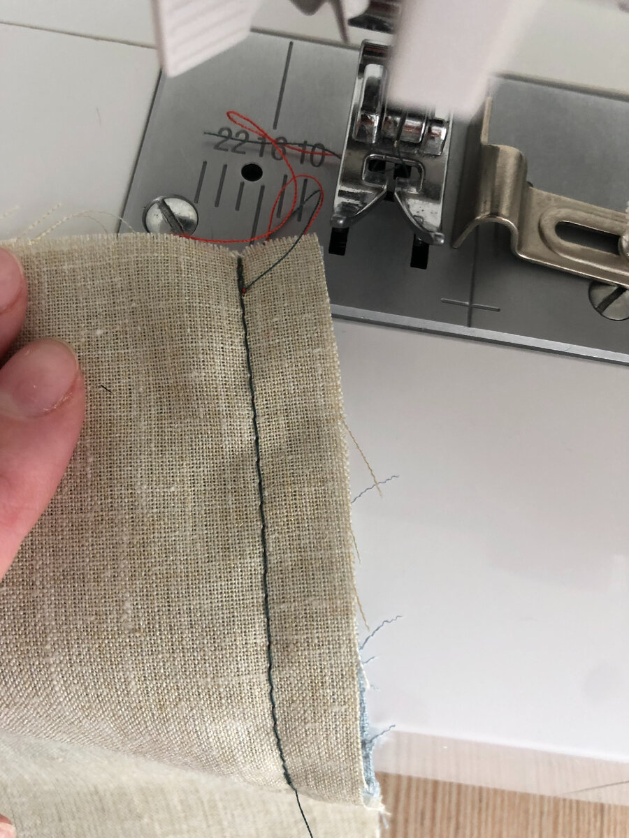  Соединение машинной строчкой двух деталей, сложив детали соединяя срезы.