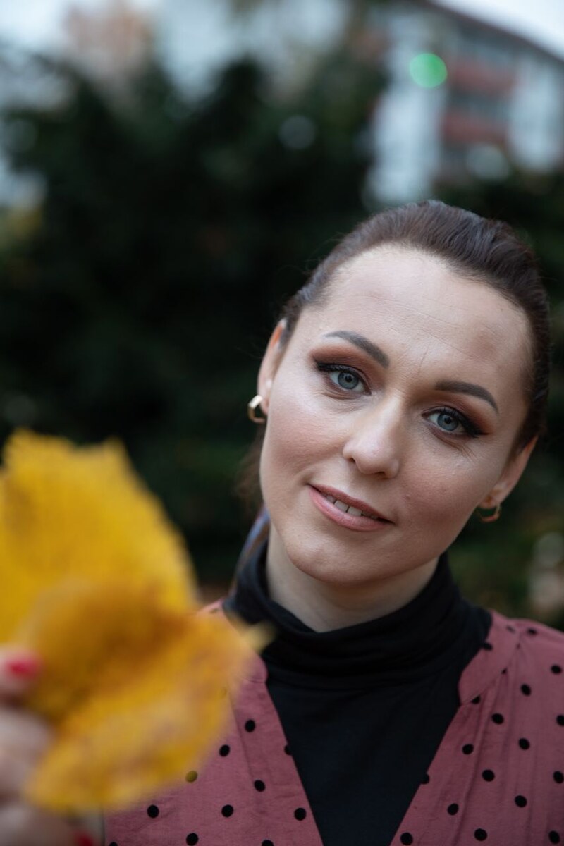 Всю прошлую неделю мы говорили о масках. Не все успели разобрать, разберём после праздников, займемся уже праздничными делами, друзья)) 
Многие заинтересовались и мы обсуждали это на консультации…
Эти консультации были интересны спорами и сомнениями. Это здорово! Любая рефлексия, признак роста!

Как все гармонично все в этом мире, правда?! Мы говорим про маски, а одним из атрибутов новогодней ночи - маски)))

Хочу вас успокоить ещё раз!
Мы все носим маски!

Мы все делаем вещи, за которые наши близкие или родные нас осуждают. Часто тогда когда наши маски так или иначе «бьют» по травме другого.
Мы так защищаемся., ведь все мы боимся боли.

Боимся допустить кого-то ближе, боимся своих чувств, боимся быть ненужными и неоцененными и потому «играем». И хочется сказать, давайте прекращать это дело?!

Возможно не всегда будет получаться или над этим надо работать, но, заступаясь за нас всех, напомню о задачах Души!

Мы пришли сюда их выполнить, иногда через «игру», это тоже часть большого замысла… Так давайте выполним свои задачи максимально экологично для себя и своей Вселенной?!

«Иногда играешь ты, иногда играют тебя…» легендарная фраза из «Бригады», но смысл передан точно.

И да, нам может быть больно. Очень больно. Иногда будет казаться, что невозможно это терпеть. И тогда будут срабатывать инстинкты…
Кто-то бежит, кто-то прячется, кто-то притворяется мёртвым…

Но вылечиться можно только через боль.
И вот здесь нужно понять одну метафору: пока у нас не болит желудок, мы не идём к врачу, не видим, что нас беспокоит, не осознаём, что там что-то не так…
А вот когда заболит, мы находим врача, проходим процедуры и вылечиваемся!

Поэтому, все гармонично))) И все хорошо! С каждым из нас ВСЕ ХОРОШО!
Не переживайте и не бойтесь, если вы читаете этот пост - я рядом.

Благодарю тех, кто был весь этот год рядом, тех, кто приходил ко мне и «вылечивался», а потом кайфовал и делился этим со мной!
И в Новом году я остаюсь с вами, мы справимся 💪