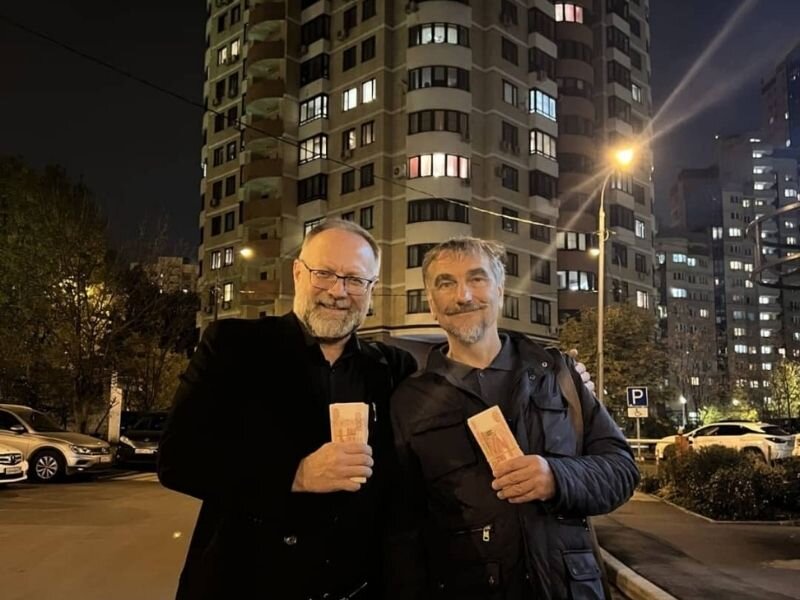 На фото я с моим партнёром Андреем Приваловым после закрытия сделки. 