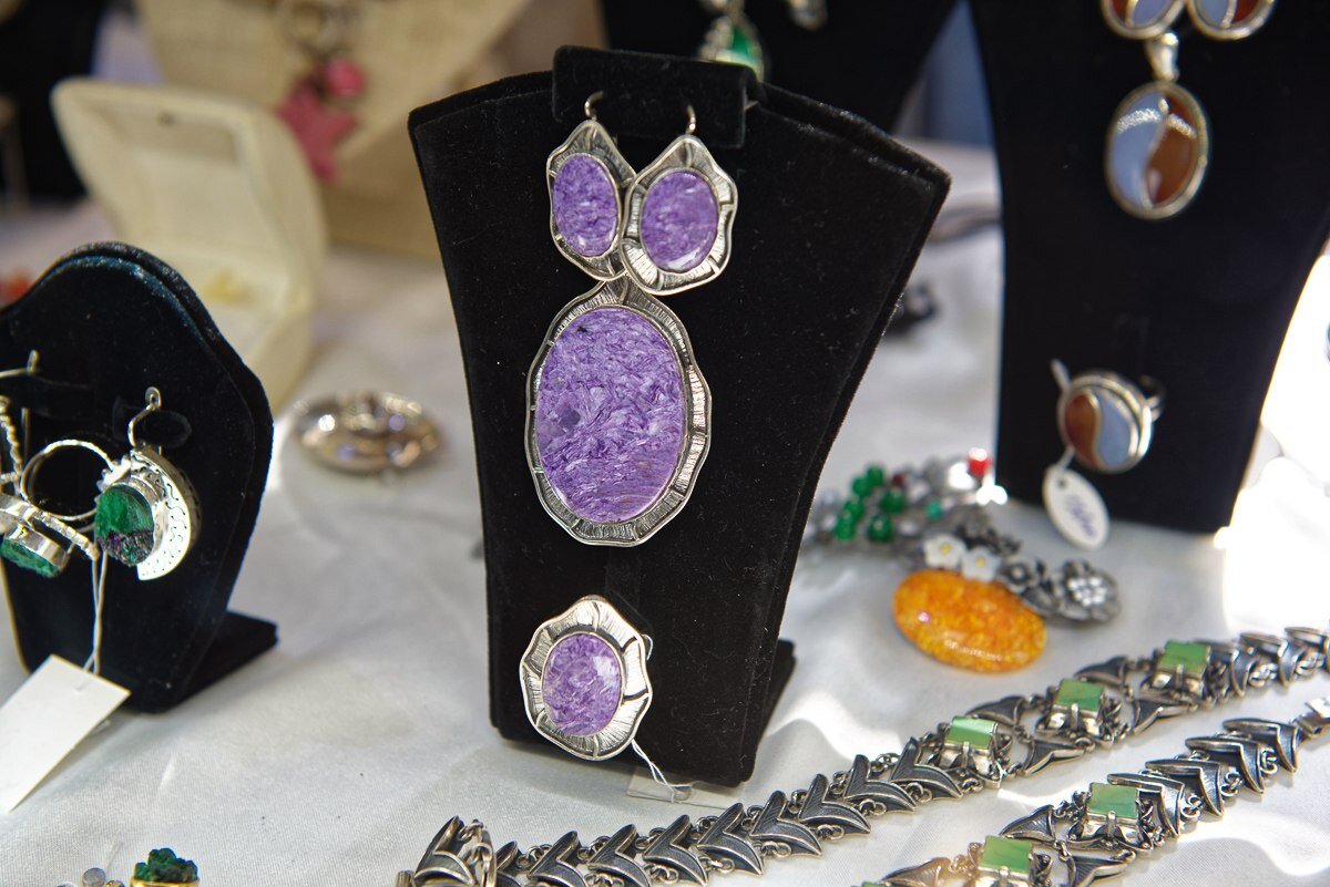 Это, как я думаю, чароит. 