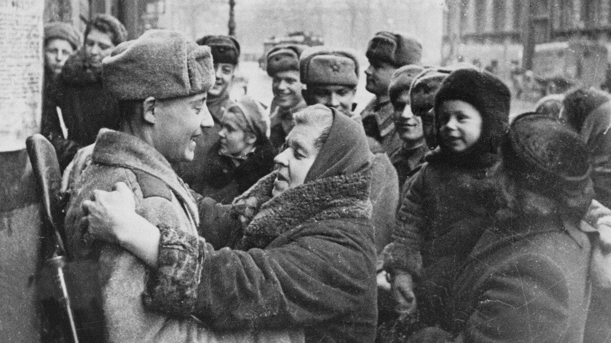 27 января 1944 года была снята блокада Ленинграда, продлившаяся 900 страшных дней. От голода, холода и бомбежек погибли более миллиона горожан.
