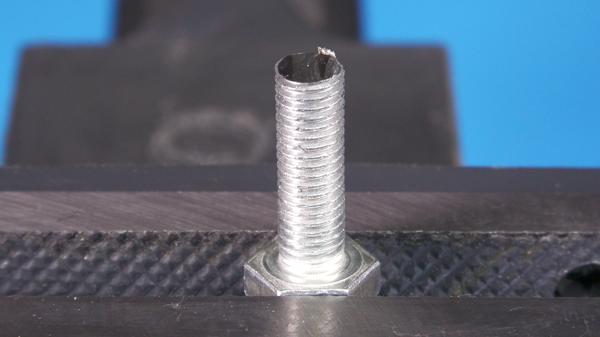 Взял на заметку простой способ сделать самоконтрящуюся гайку, буквально ...